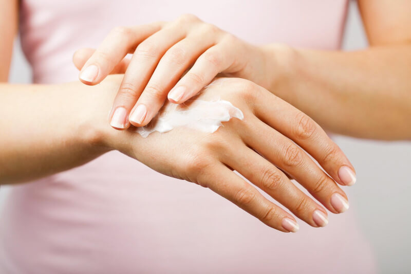 Luôn giữ cho làn da ẩm mịn sẽ giảm nguy cơ viêm da cơ địa sau sinh 