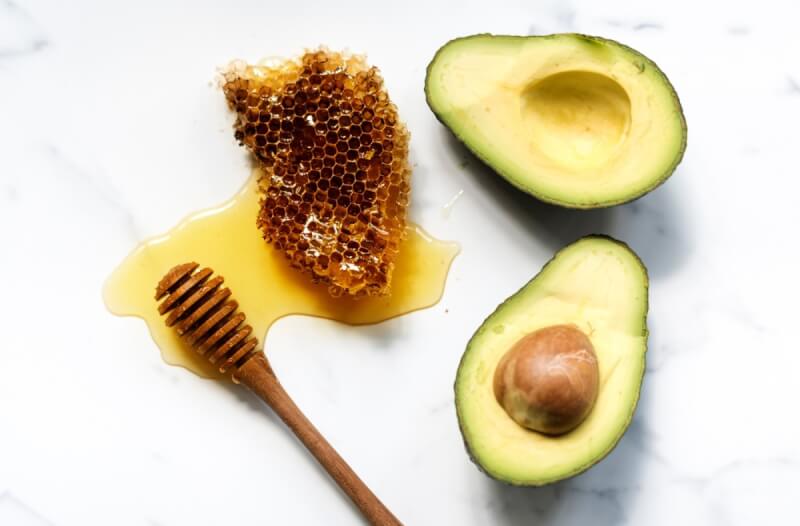 Hỗn hợp bơ và mật ong được dùng nhiều để làm dịu da bị viêm da tiếp xúc dị ứng ở mặt