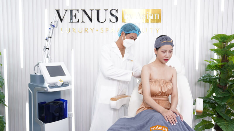 Khách hàng điều trị Laser siêu tần Dermaxing tại Venus by Asian